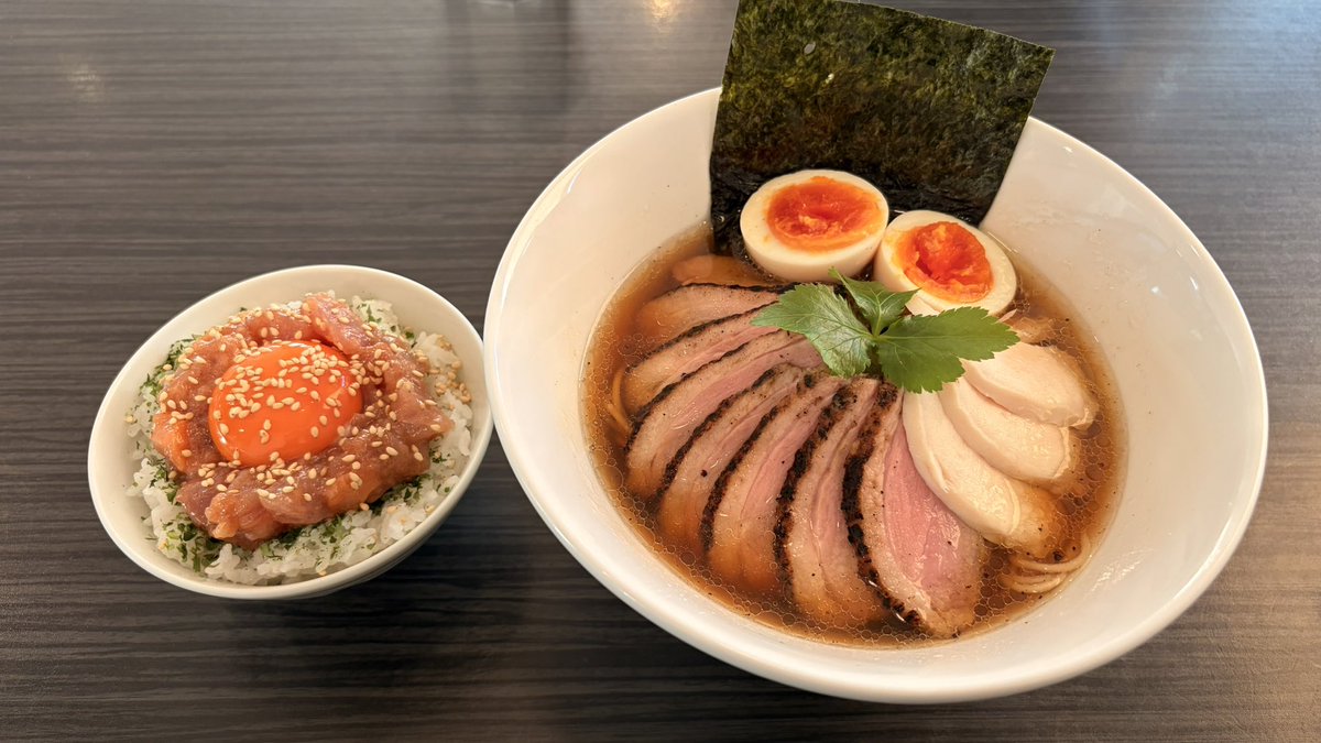goty_project's tweet photo. 昨日食べた鴨醤油ラーメンがマジで美味かった
ミニ海鮮丼も餃子も最高だった
絶対また行く https://t.co/2WJWcN9j2m