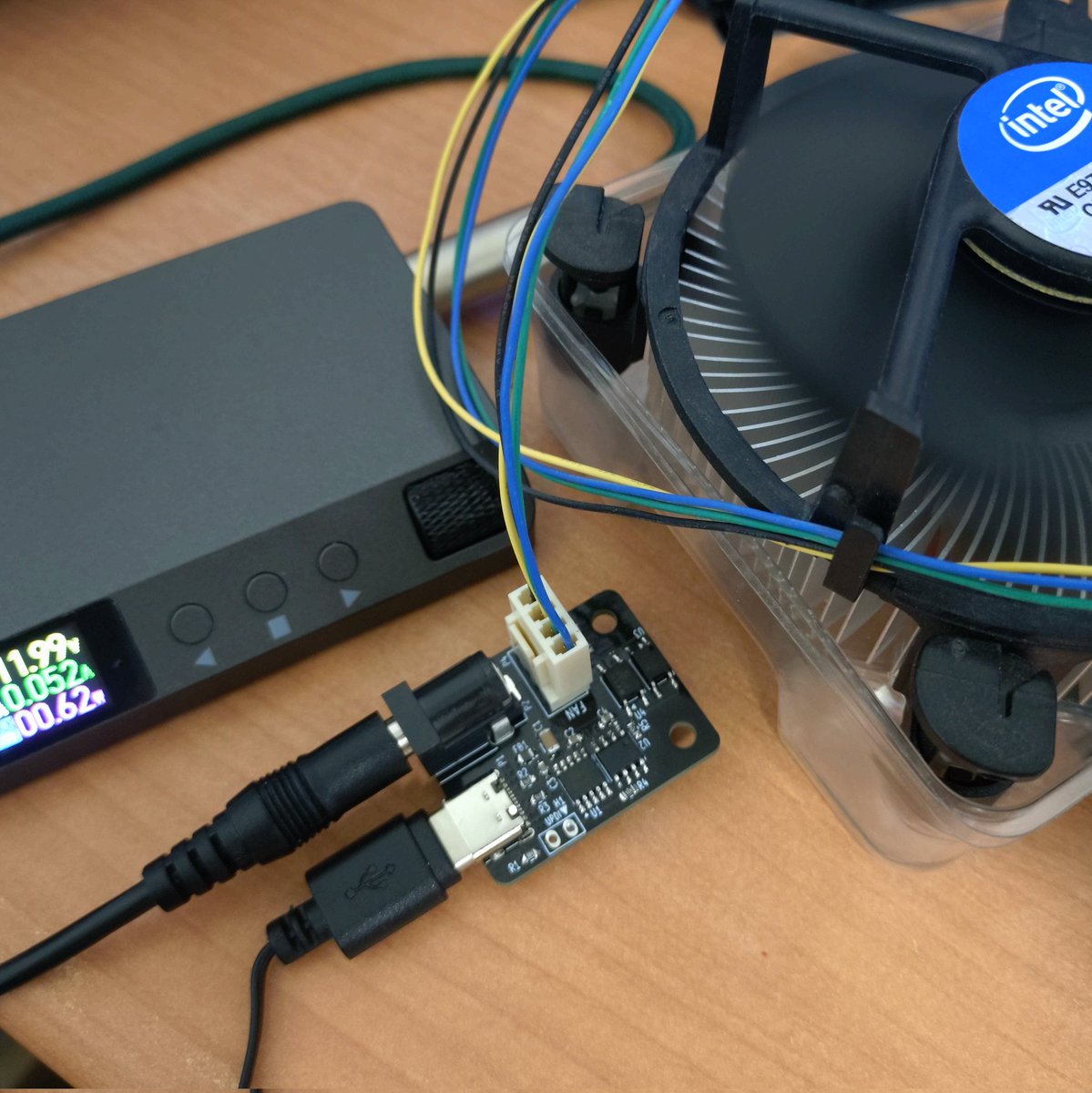 q61k01's tweet photo. 息抜きはんだづけ。USBシリアルで制御できるファンコン。回転数もとれるよ。

単機能で小さいのが欲しかったのだけど意外とすぐ見つからなかったので製作しました。 https://t.co/M1Jz8WASkb