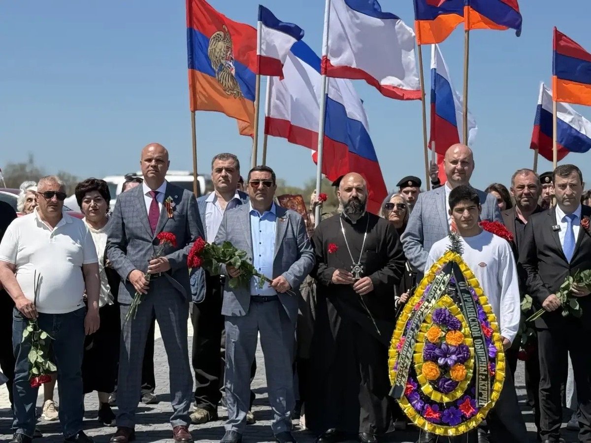 Руководство мэрии г. #Керчь, армянские общины Краснодарского края и Крыма, 9.05.2026г. возложили цветы к памятнику легендарной #89-й #армянской стрелковой #Таманской #Краснознаменной орденов Кутузова 2-й степени и Красной Звёзды дивизии.