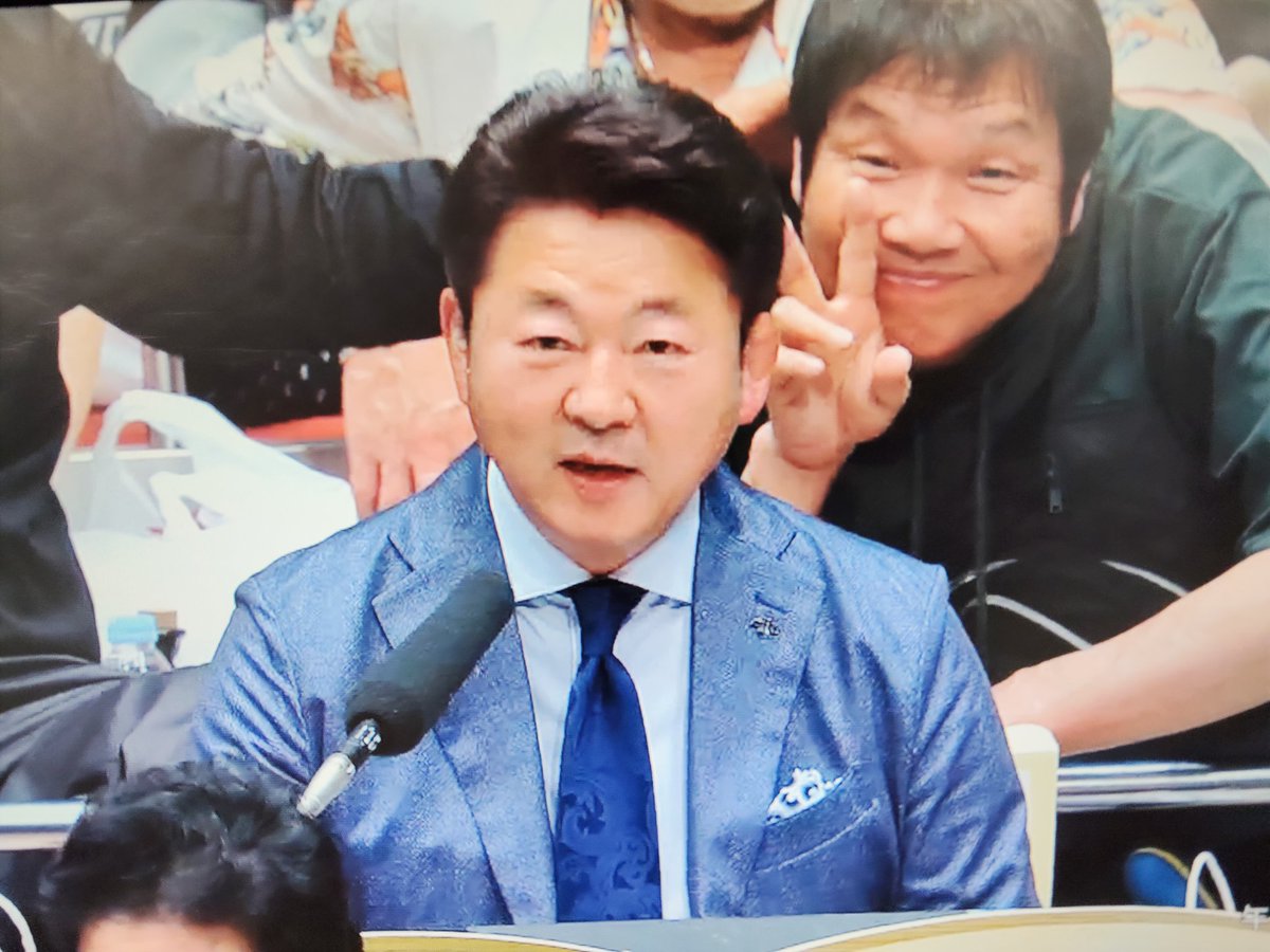 W38VDbdh0m33719's tweet photo. 舞の海さんより、後ろの人に目線行く笑　令和8年　大相撲夏場所初日 https://t.co/h1bjbxRGKr