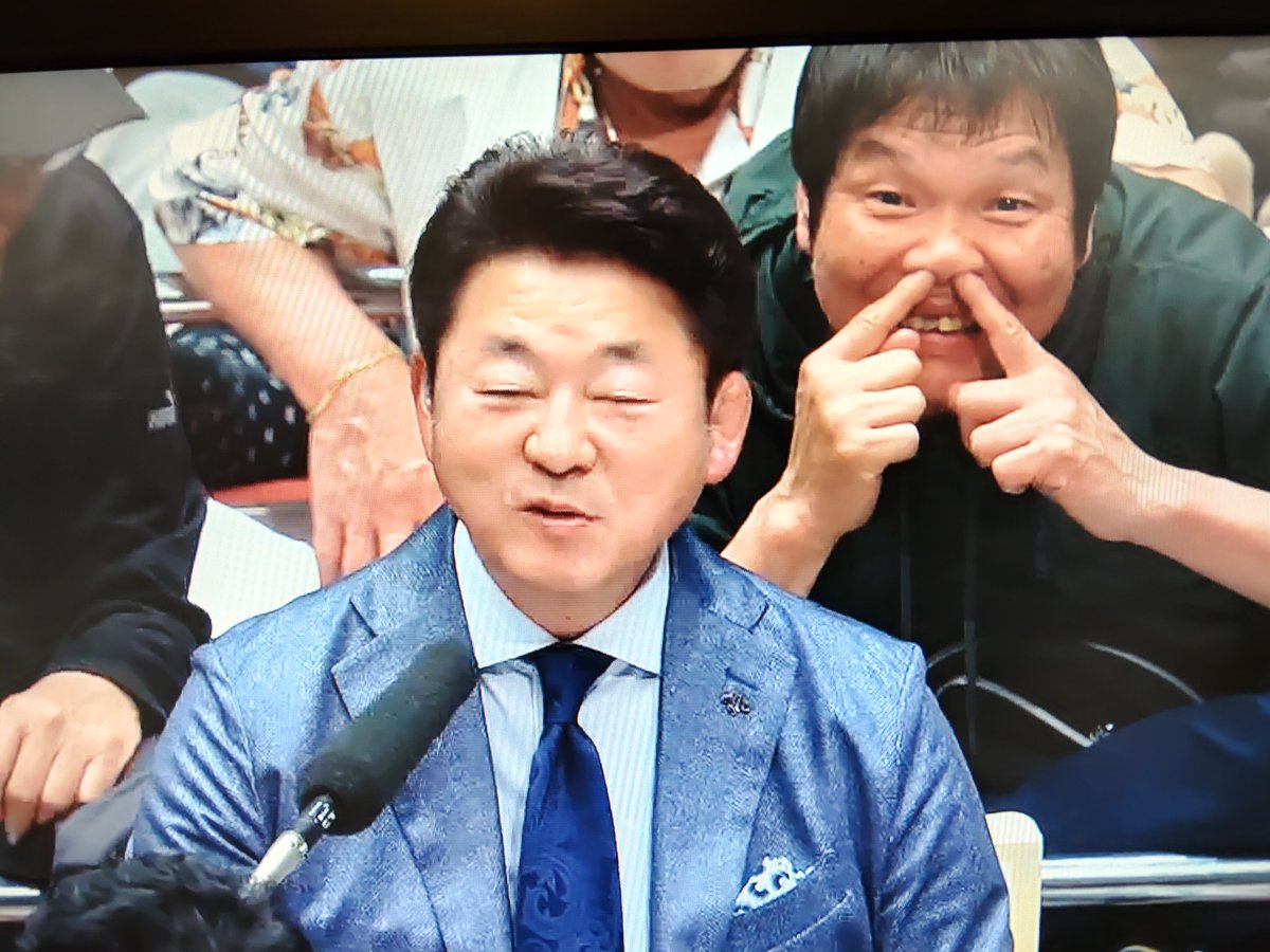 W38VDbdh0m33719's tweet photo. 舞の海さんより、後ろの人に目線行く笑　令和8年　大相撲夏場所初日 https://t.co/h1bjbxRGKr