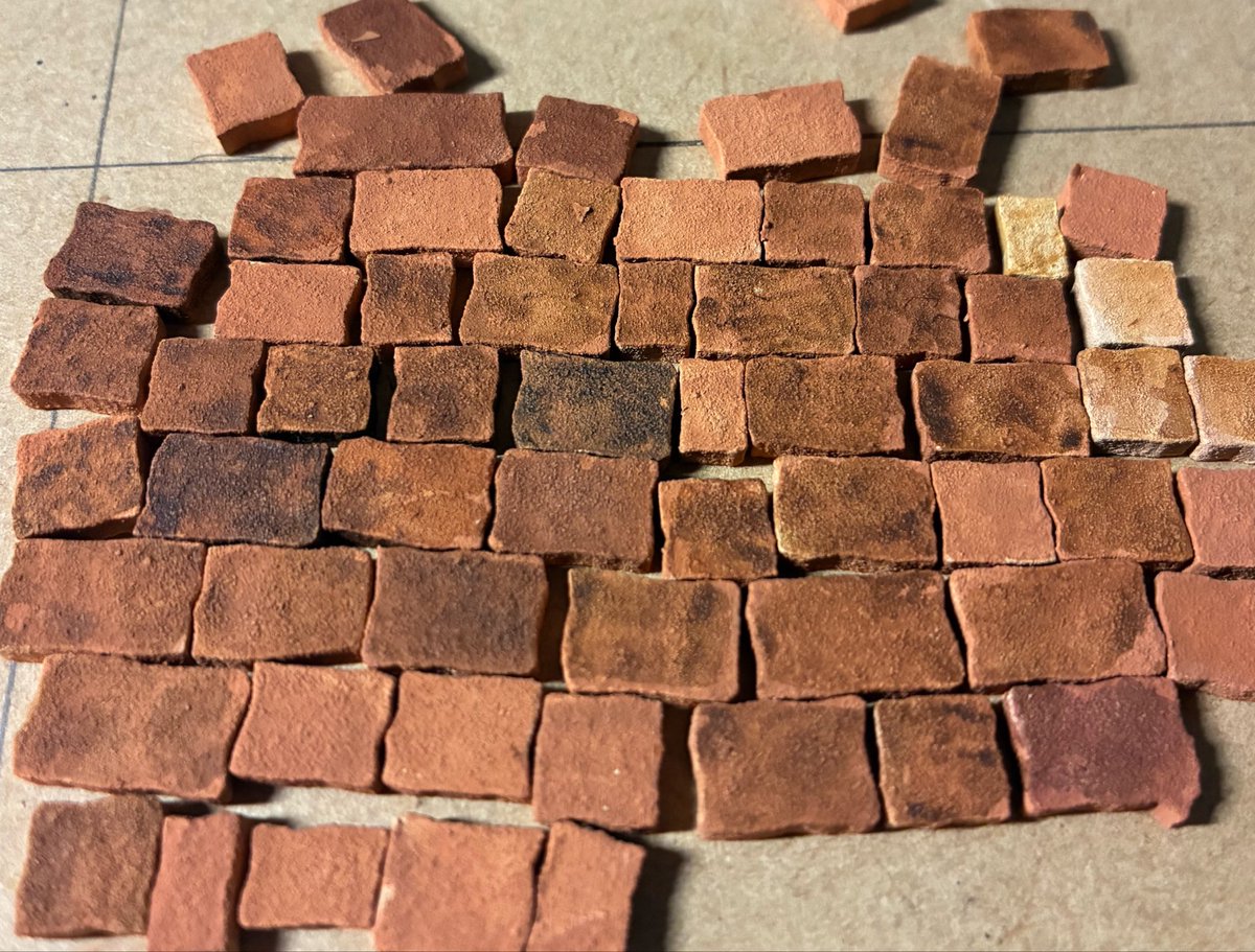 黙々とテラコッタ床作ってます。
満足いくまで塗り重ねるので終わりは全く分かりません。
完成が年跨がなければいいなと思います。