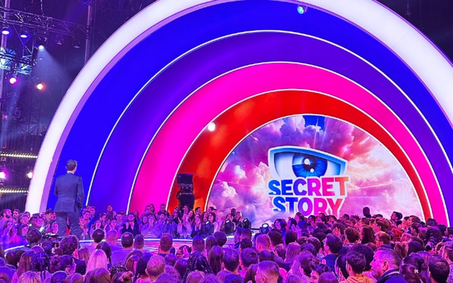SECRET REACT tweet media