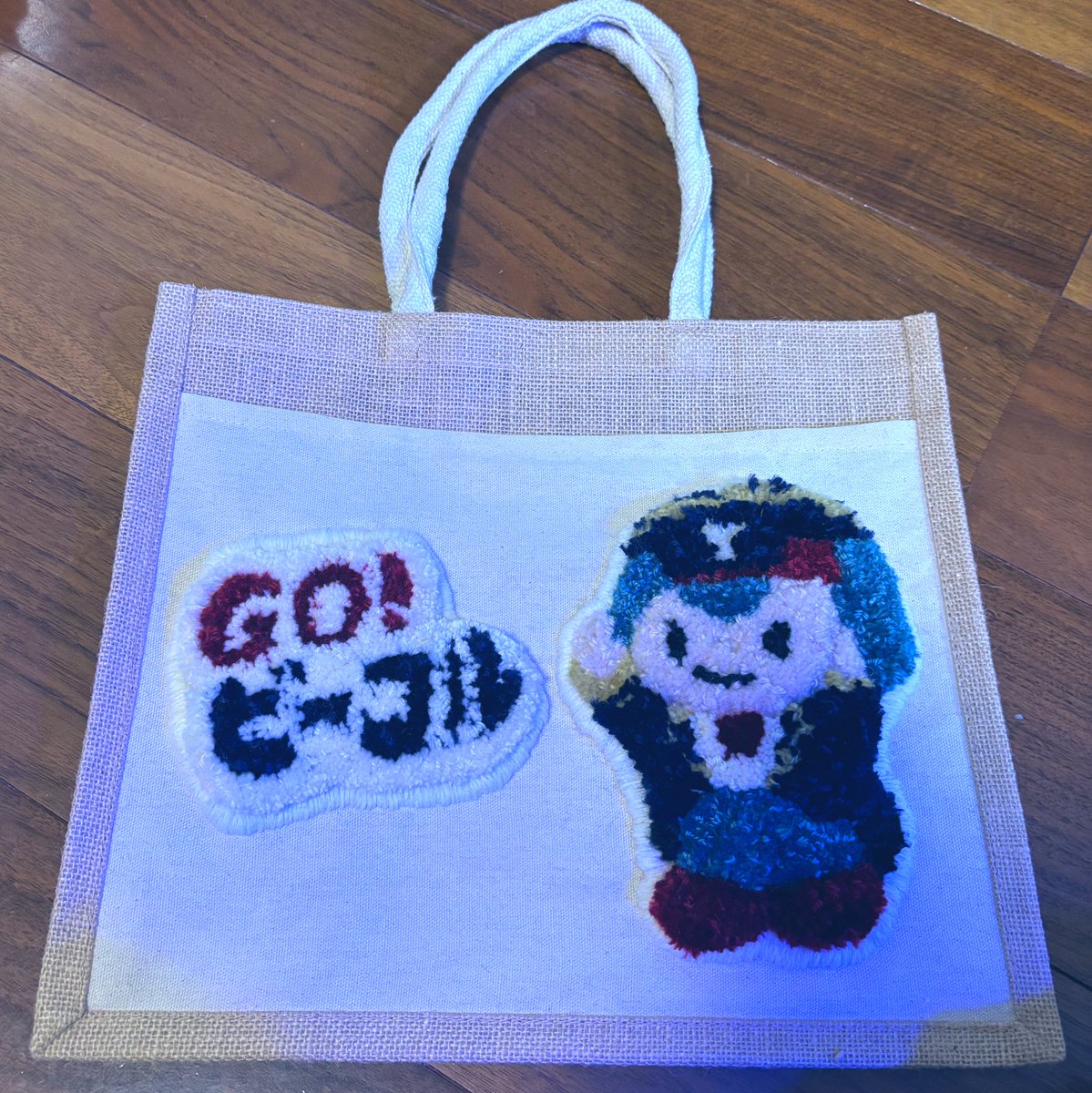 zCe9NKe's tweet photo. コルスくんバッグできた〜\( ¨̮ ( ¨̮ ( ¨̮ ( ¨̮ )/
パンチニードル難しい。
ビーコルのルが🥲
でも、自分としては頑張ったので、来季持って応援いくꉂꉂ📣 https://t.co/KjC2UUtYoq
