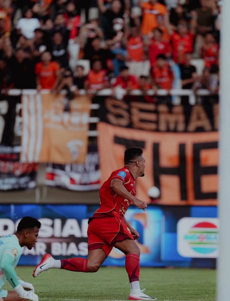 mrdzputra's tweet photo. Permainan selesai ketika Rayhan ditarik keluar.

Hari ini Bojan kembali 'ngajarin' Souza kalo mau menang gak harus nyerang 😅

Peringkat 3 jelas bukan hasil buruk, tapi juga bukan hasil maksimal.

Selamat berjuang untuk Persib dan Borneo.

Evaluasi untuk musim depan, Persija. https://t.co/8RIAzBlyLo
