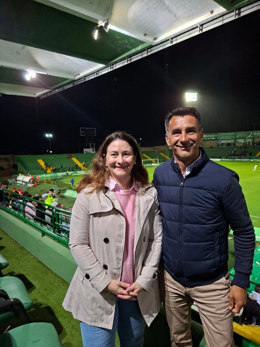 DiputacionCC's tweet photo. ⚽💚 La vicepresidenta segunda de la @DiputacionCC, Isabel Ruiz Correyero, acompañó ayer al @CPCacerenoSAD en su gran victoria por 4-1 ante el Real Madrid Castilla. 💪🍀

Un triunfo clave, logrado con coraje bajo la lluvia y con el apoyo de cerca de 5.000 aficionados. https://t.co/FFpgOIBFWG