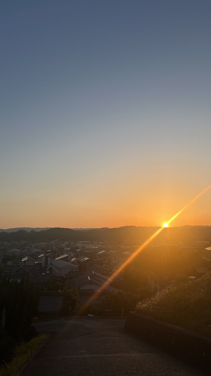 00and301's tweet photo. 今の場所に住むのもあとわずか。岡田さんのDokokaで勉強の気分転換におさんぽ！初っ端「祠」に導かれてちびるかと思ったが、そのあとは近所の全く知らなかった夕日スポットにちょうど良い時間に到着できて楽しかったー！またやります絶対 https://t.co/z7AeOseBzi