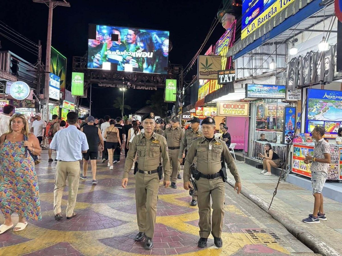 Phuket police are investigating a mysterious incident in which four Indian tourists suddenly lost consciousness at a popular café in Patong, leaving one dead and three hospitalized.

According to police reports, a group of five Indian men visited the café late recently. Four of