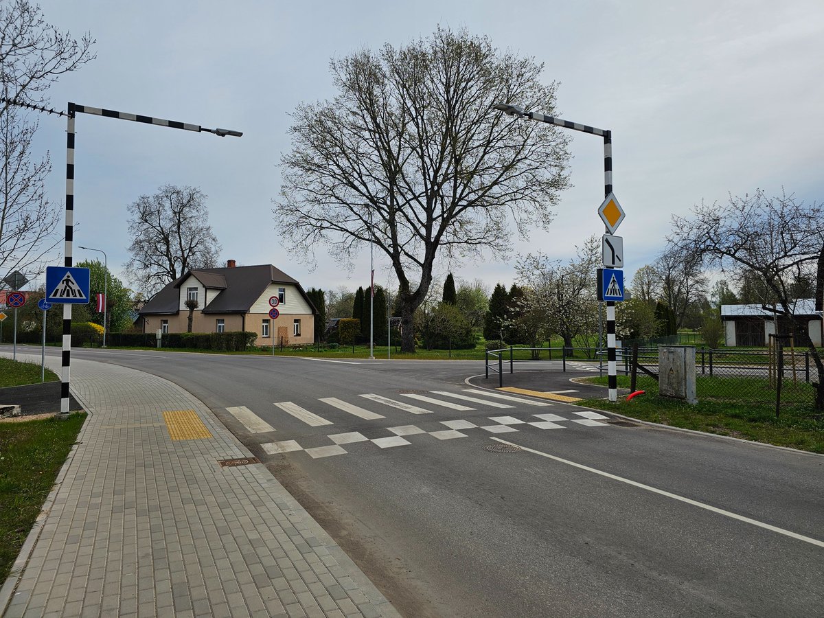 saliktengriba's tweet photo. Aloja.

No pilsētas ar iedzīvotāju skaitu ~1000, negaidīju tādus risinājumus, kādus Rīgā vēl neesam redzējuši. 🤩

Nevis tikai pacelta gājēju pāreja, bet pacelts viss krustojums. 👌 + kvalitatīvs risinājums akai ietves malā. https://t.co/kRhc07N8b5