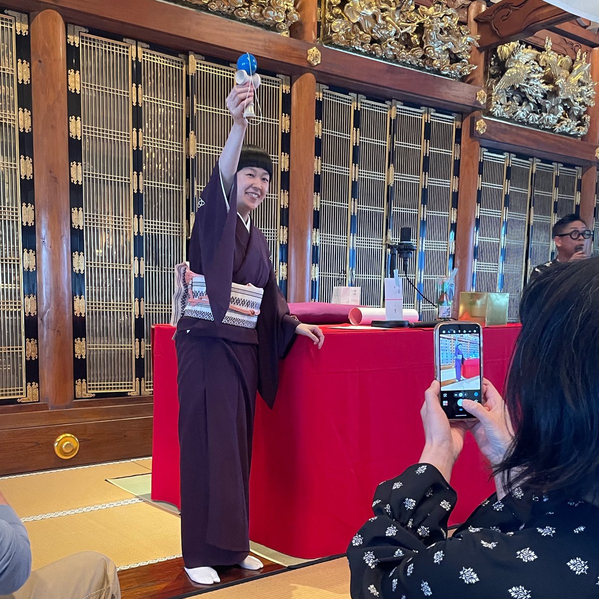 ken10u's tweet photo. 5月の良い陽気のなか、岐阜の敬念寺で桂米紫さん、桂二葉さんとけん玉&amp;ふ菓子争奪、第1回けん玉大会！！
相変わらず終始笑った🔵
#第11回敬念寺落語会 https://t.co/yGbqTfEP5Y