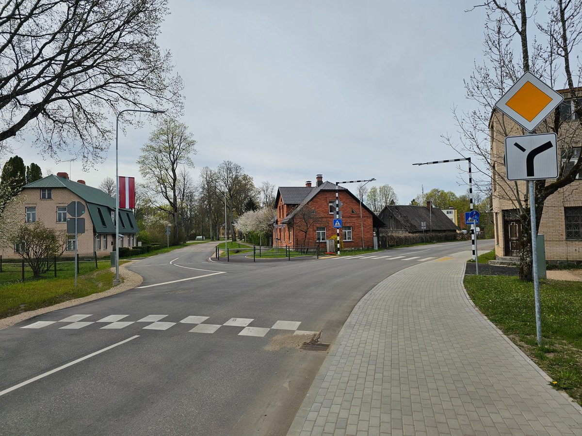 saliktengriba's tweet photo. Aloja.

No pilsētas ar iedzīvotāju skaitu ~1000, negaidīju tādus risinājumus, kādus Rīgā vēl neesam redzējuši. 🤩

Nevis tikai pacelta gājēju pāreja, bet pacelts viss krustojums. 👌 + kvalitatīvs risinājums akai ietves malā. https://t.co/kRhc07N8b5