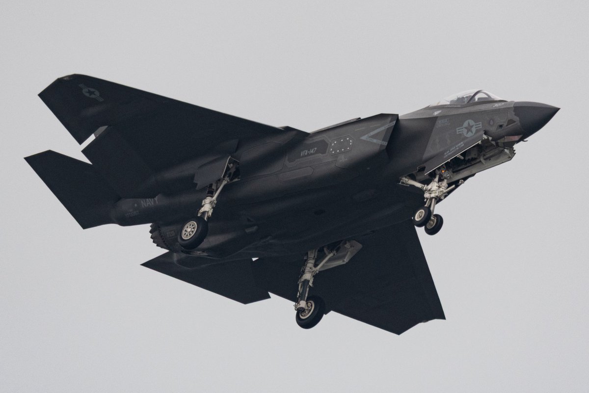 787kb's tweet photo. 今年の目玉？だったF-35C
主翼の大きさはよーくわかりました https://t.co/itx7kpcb7K