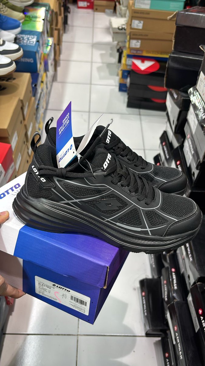 diarysiwi's tweet photo. @milkyystrvw sepatu lotto size 40 kak masih new 250k nego https://t.co/tlFBlG9POf