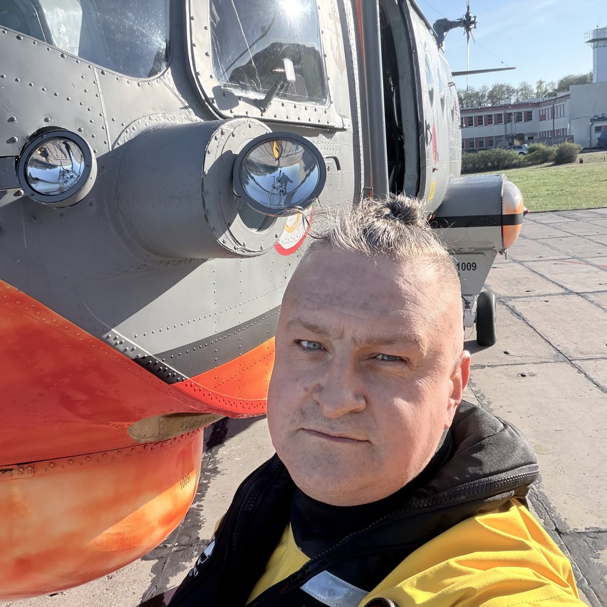 KluskaSebastian's tweet photo. Coś się kończy, a coś zaczyna - tak się zwykło mówić 🤷‍♂️ Ale nie tym razem. Ostatni dyżur ratowniczy śmigłowca Mi -14 PL/R o numerze 1009. W sumie smutne, że coś odchodzi bez następcy. Dla mnie osobiście wzruszający moment i dzięki wspaniałej załodze to był niezapomniany dyżur. Dziękuję wam bardzo za możliwość obejrzenia mojego miasta ostatni raz z pokładu Pałera. Dziękuję 👨‍✈️ Wojtek za przekazana wiedzę i serce a Tomasz że pokazałeś mi piękną Polskę 🇵🇱 To zostanie w mojej pamięci na zawsze. Konrad dziękuję za cierpliwość i pomoc i Piotrek dziękuję za miejsce 🤫 - wiesz o co chodzi.