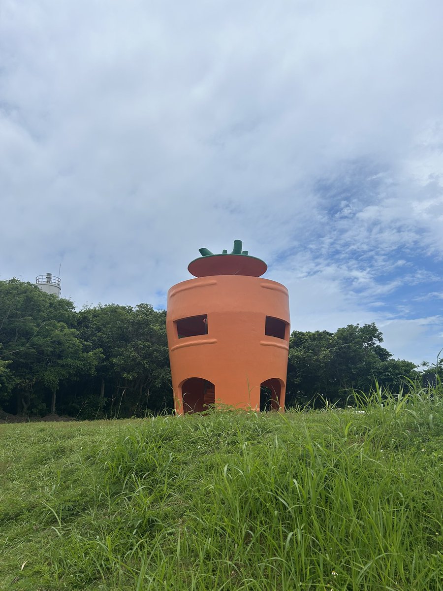 AkitakaIguchi's tweet photo. 最近、新たに出会った方々を連れて津堅島に行ってきました。
雨降らんかな〜😅
と心配してましたが、大丈夫でしたね。

久しぶりの弊社の製作したCV-8「きゃろりん」も概ねいい感じですが改善点も確認。

でも1番びっくりしたのは、キャロットタワー���新品のようにきれいになってました。 https://t.co/lTu2KrxxjD