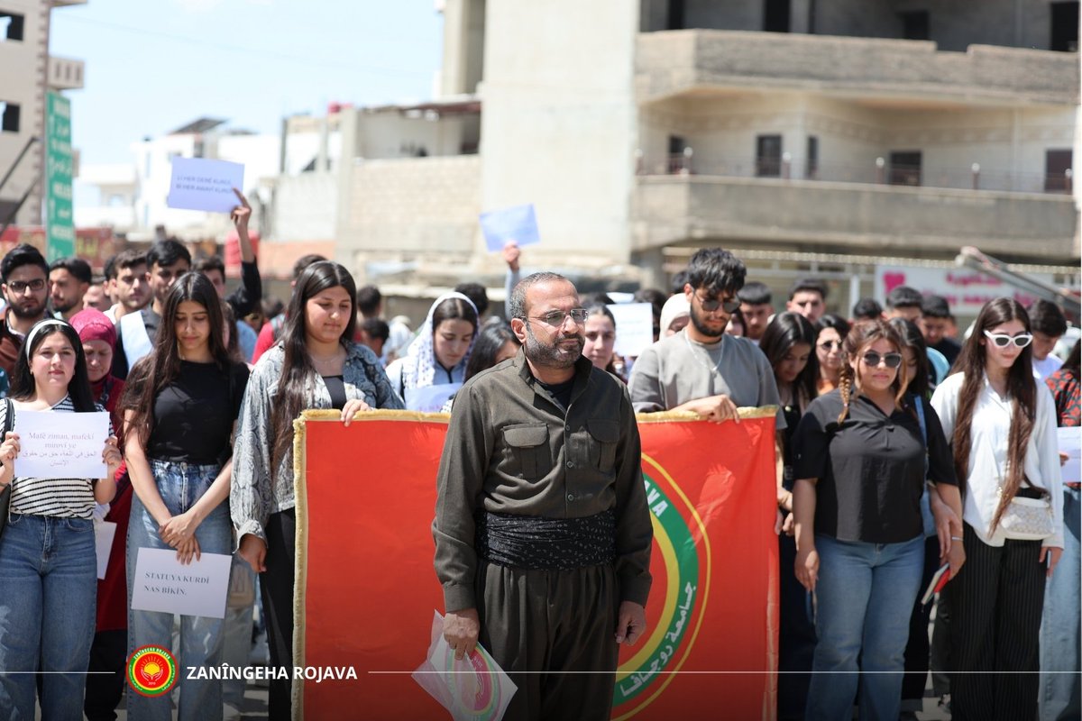 RojavaUniv's tweet photo. Bi diruşmeya "Zimanê me, Hebûna me, Welatê me" Xwendekar, Mamoste, Rêveber û Karmendên Zanîngeha Rojava ji zanîngehê heta Çerxereya Apê Osman Sebrî meşiyan û li wir daxuyaniyek bi raya giştî re parve kirin, naveroka daxuyaniyê ev bû: https://t.co/OAncyzVMWq https://t.co/w93ICfCoVe