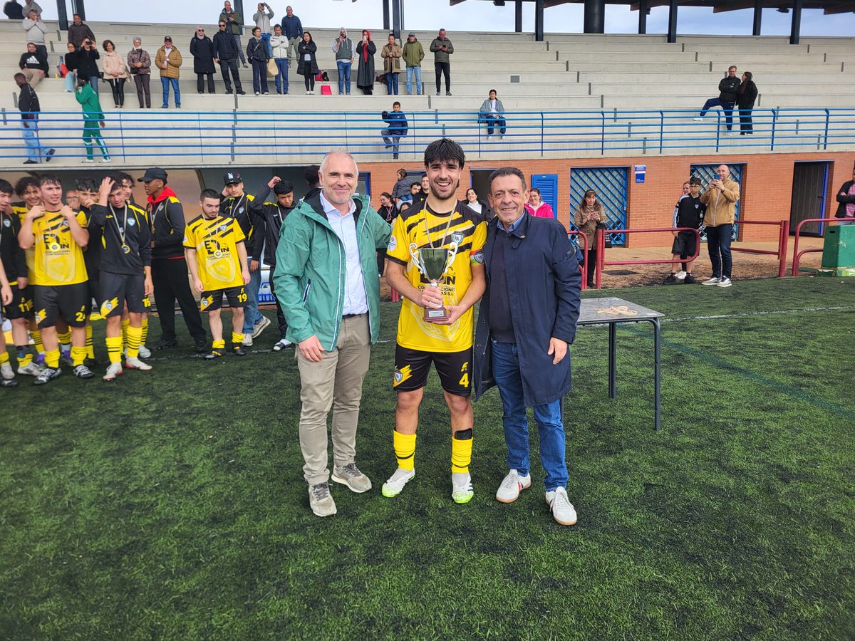 fedriojafutbol's tweet photo. 🏆 Segunda Juvenil ⚽ | Campeones de la competición ligera. ENHORABUENA @infolaurus. 

Presencia en la entrega 🏆🥇🥈 del vicepresidente @fedriojafutbol, Óscar Herreros y del directivo Rafael Arcos. 

#CrecemosJuntos https://t.co/otNIMCnq2T