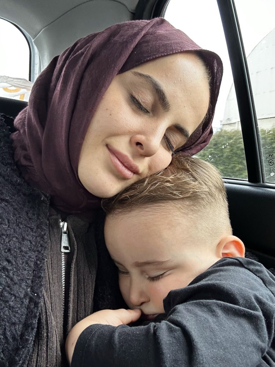 SevvalYayaa's tweet photo. Bu günü size tarif edemem ❤️ İyi ki anneyim. Çok seviyorummmm https://t.co/HdPzzmoKN3
