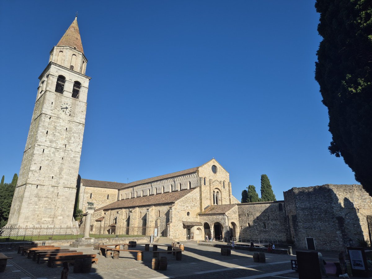 Rotterdam77694's tweet photo. Op zondag gaan #christenen naar de #kerk voor bezinning en aanbidding. Vandaag foto's van de 11e eeuwse basiliek van #Aquileia (#Italië). Bijzonder aan deze basiliek is de mozaïekvloer die dateert uit de vierde (!) eeuw en zowel Bijbelse als sociale aspecten laat zien. https://t.co/uznId2LBuw