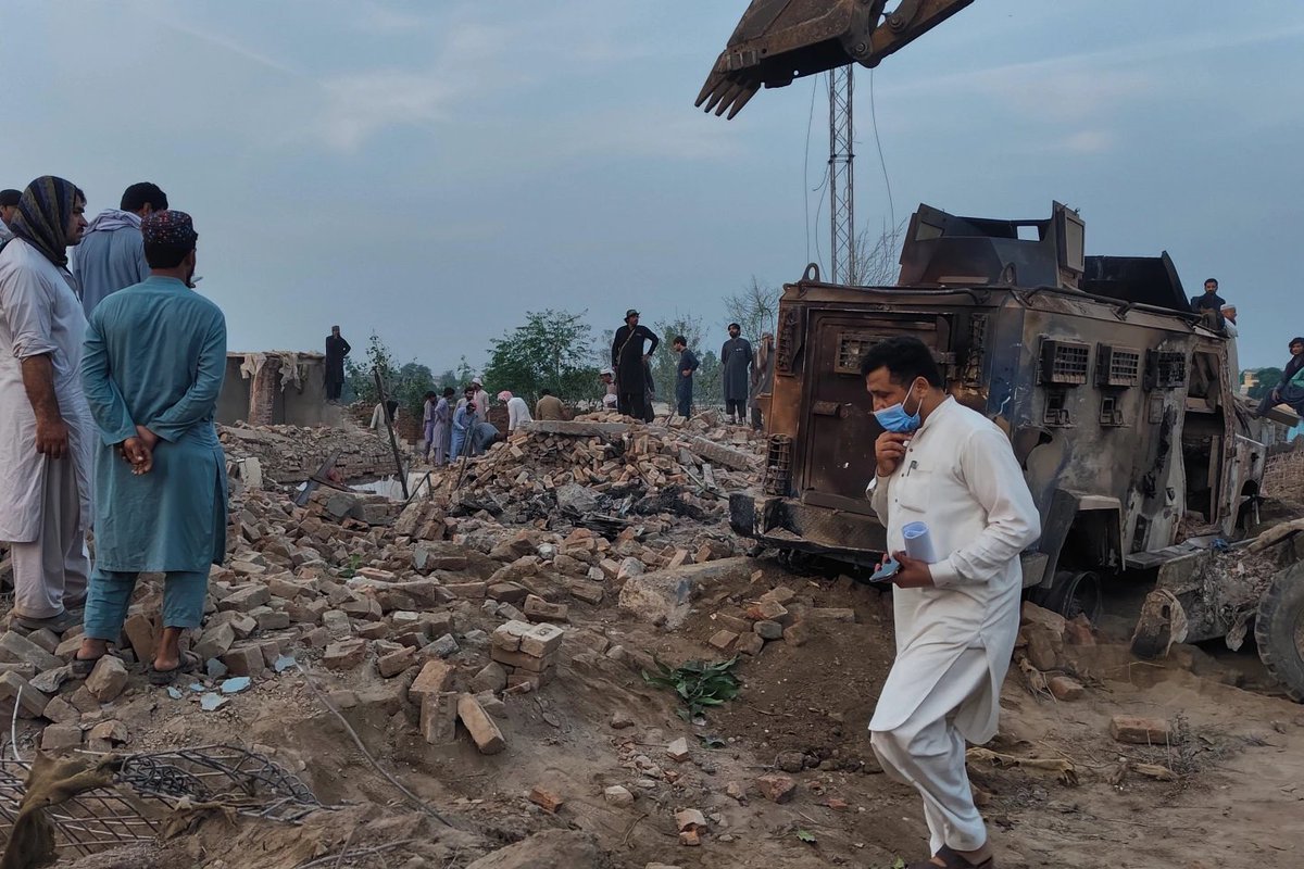 PAKISTAN: Autobomba contro un checkpoint della polizia a Fateh Khel nel distretto di Bannu nella provincia di Khyber Pakhtunkhwa: 15 morti e 3 feriti