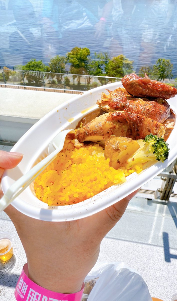 gotoumakiko731's tweet photo. 今日もカレー日和🥄
FIELDSTYLEのキッチンカーで
丸焼きチキンが贅沢な山賊カレーを
いただきます😋
ハーブライスもあとひく美味しさ🍛
#FIELDSTYLE2026
#ロティサリーチキン専門店エンシニータス https://t.co/Rc8xAzsRle
