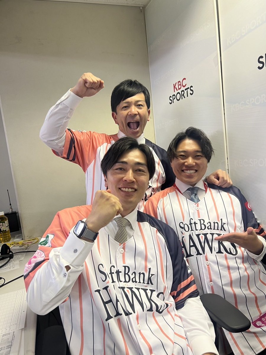 match_no3's tweet photo. ＫＢＣさん、ソフトバンク対ロッテ和田さんと解説ご一緒でした‼️
ピンクフルデーということで球場全体がピンク一色‼️
放送席でどすこーい‼️熱男魂‼️ https://t.co/mibB9SNSj8
