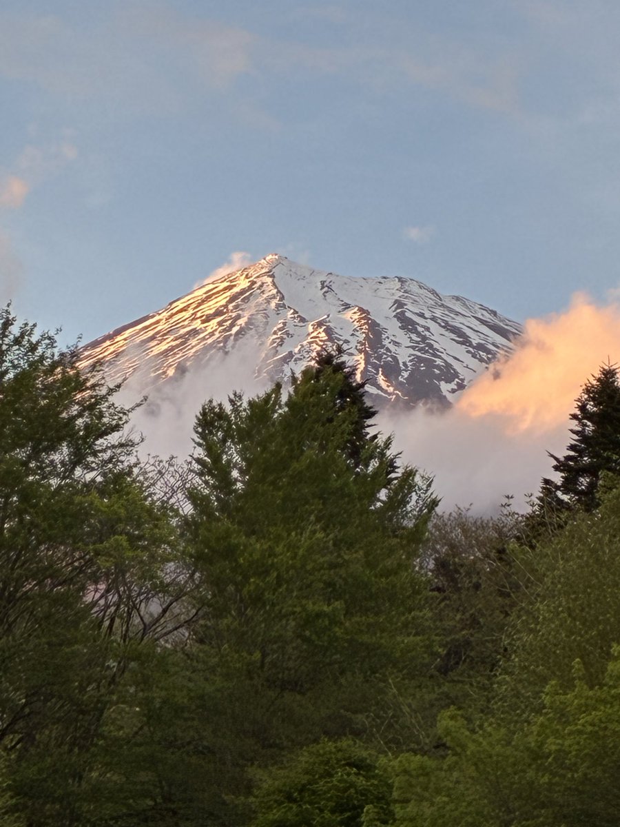 PICAomotefuji's tweet photo. よく晴れた日の夕焼けは一段と美しく､
うっとり見惚れてしまいます。
#PICA表富士#夕焼け#癒やし空間#富士山二合目キャンプ場 https://t.co/DNPJyh262O