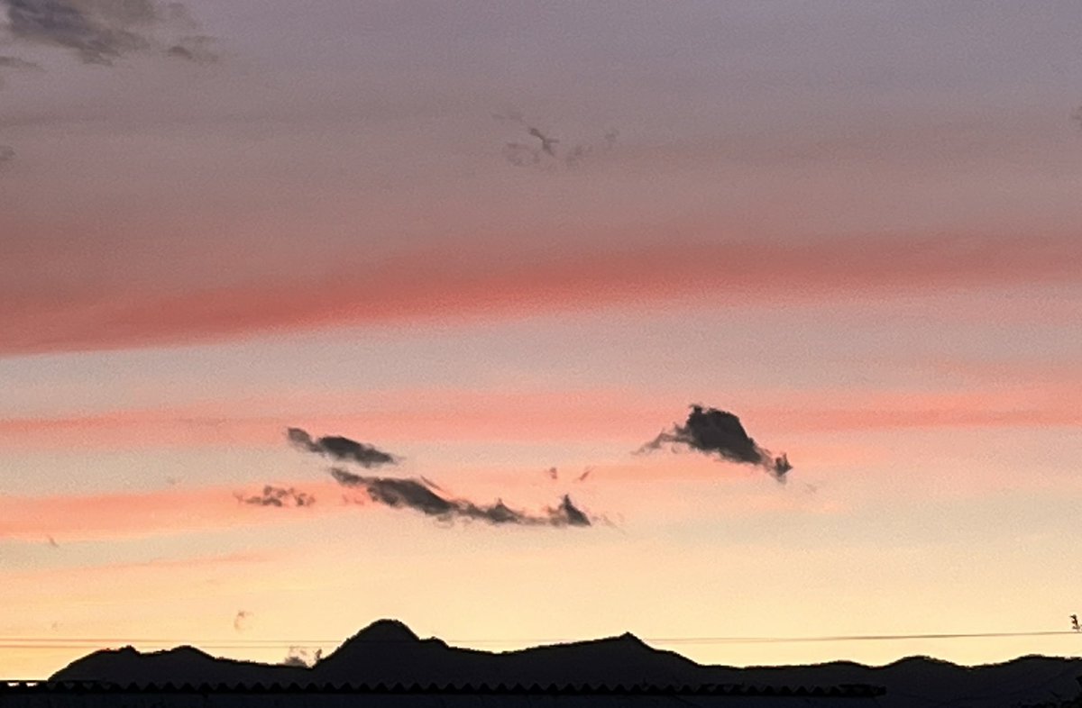 chikokina's tweet photo. #一緒にジロ見よ
コースプロフィールの様な山並みとピンクの夕焼けが綺麗です。スプリントステージでしょうか？ https://t.co/yR3j9qJ7Nj