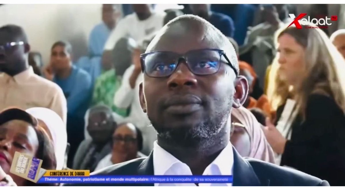 Ismaila18diallo's tweet photo. Aux conseillers du Président : sortez des livres, regardez le réel. 

Il est peut-être temps de sortir des schémas classiques et des références mécaniques aux grands penseurs de la psychologie du pouvoir.

Ni Max Weber, ni Nicolas Machiavel n’avaient envisagé ce que le Sénégal est en train de vivre.

Nous ne sommes pas dans un cas d’école.

Nous sommes dans une situation politique inédite, presque sans précédent : celle d’un homme, Ousmane Sonko, doté d’une légitimité politique sans équivoque, qui fait le choix stratégique et assumé de porter au pouvoir son lieutenant, Bassirou Diomaye Faye.

Ce schéma n’est écrit dans aucun manuel.

Il ne relève ni des modèles classiques de conquête du pouvoir, ni des transitions traditionnelles de leadership. Il repose sur un pacte politique singulier, construit sur la confiance, la loyauté et une vision partagée.

Dès lors, vouloir analyser ou orienter cette expérience à travers des grilles de lecture anciennes est une erreur.

Le véritable défi n’est pas d’“incarner seul” le pouvoir selon des standards théoriques hérités.

Le défi est d’inventer.

Inventer une nouvelle manière de gouverner.
Inventer une nouvelle articulation du pouvoir.
Inventer une nouvelle relation entre leadership politique et exercice institutionnel.
La logique Pastef. Inventer une nouvelle roue. 

Car la force de cette expérience réside précisément dans ce qui la rend atypique.

Chercher à normaliser cette singularité, c’est prendre le risque de la dénaturer.
Vouloir à tout prix reproduire les schémas classiques d’autonomisation du pouvoir, c’est potentiellement rompre l’équilibre qui a fondé sa légitimité.

L’histoire jugera non pas la conformité à des théories anciennes, mais la capacité à créer un modèle nouveau, adapté à notre réalité.

Le Sénégal n’est pas un terrain d’application.

Il est en train de devenir un laboratoire politique.

Et dans un laboratoire, on ne récite pas.
On expérimente. 

Et vous verrez alors que les grandes découvertes sont fortuites et révolutionnaires.

Pour l’histoire, Alexander Fleming n’avait pas planifié la découverte de la pénicilline ; il a su reconnaître, dans l’imprévu, une révolution.

Dr Ismaila Diallo 
Coordonnateur départemental de Pastef Guinguineo.
