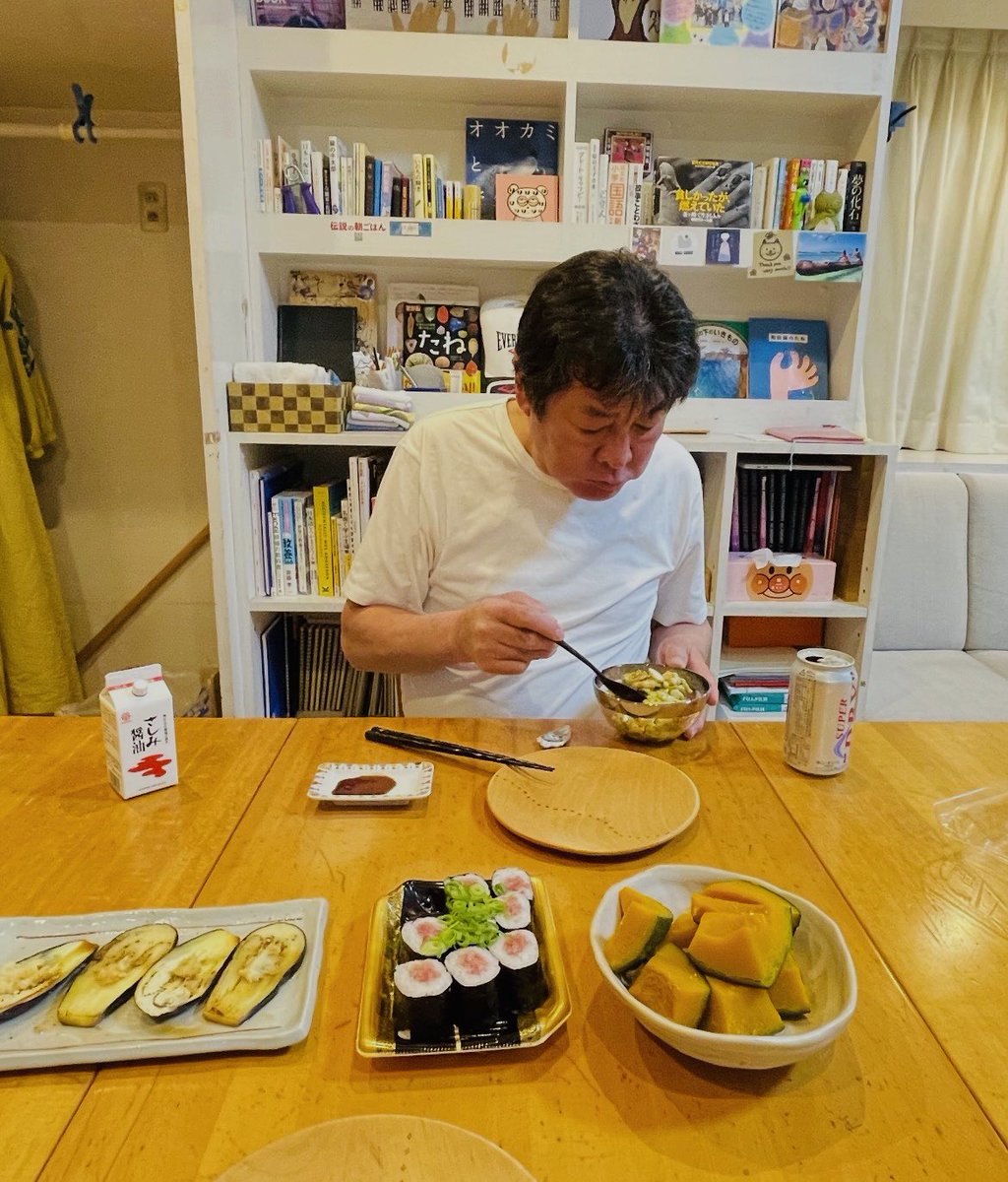 yomeyoshiko224's tweet photo. 見たことも食べたこともないような食べ物を、恐る恐る手にとる
赤井「のしこちゃん、これは何ですか！」
初めて食べるものは苦手な赤井
赤井「サラダやな」

自分に大丈夫と言い聞かせる。

赤井「な、のしこちゃん、サラダやろ？」
私「、、、。」
赤井「サラダやんな。」

なかなか食べれない。 https://t.co/f8eEaBjXiy