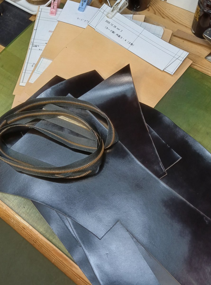 torumade's tweet photo. 一ヶ月ぶりのレザークラフト、L型ファスナー長財布の制作を再開します。

いきなり高価なホースバットストリップ（Horween社）を革包丁で裁断するのは勇気がいるので、幸いファスナーも2個分あるしサドルレザーのタン、外装はリアルサドルレザーのブラックで腕慣らしをしながら同時進行します。 https://t.co/dJpvsNc85C