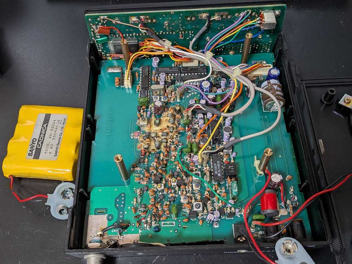 xtv183's tweet photo. フェアメイトMP-92と言う35年位前の超マイナー受信機、NiCd電池はさすがにダメだし腐食するので外したが今も快調にエアバンド聞こえる https://t.co/z7JWoTjzCx