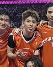 ไม่ลืมที่จะแลบลิ้น