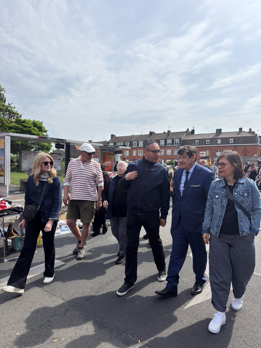 PatrickKanner's tweet photo. Toujours beaucoup de succès pour la traditionnelle braderie d’Hellemmes ce matin. 

Un bon moment passé avec le Maire Franck Gherbi et les camarades du @PSHellemmes. 

@A_Linkenheld @BeverleyJlt https://t.co/3YAwS0MMcr