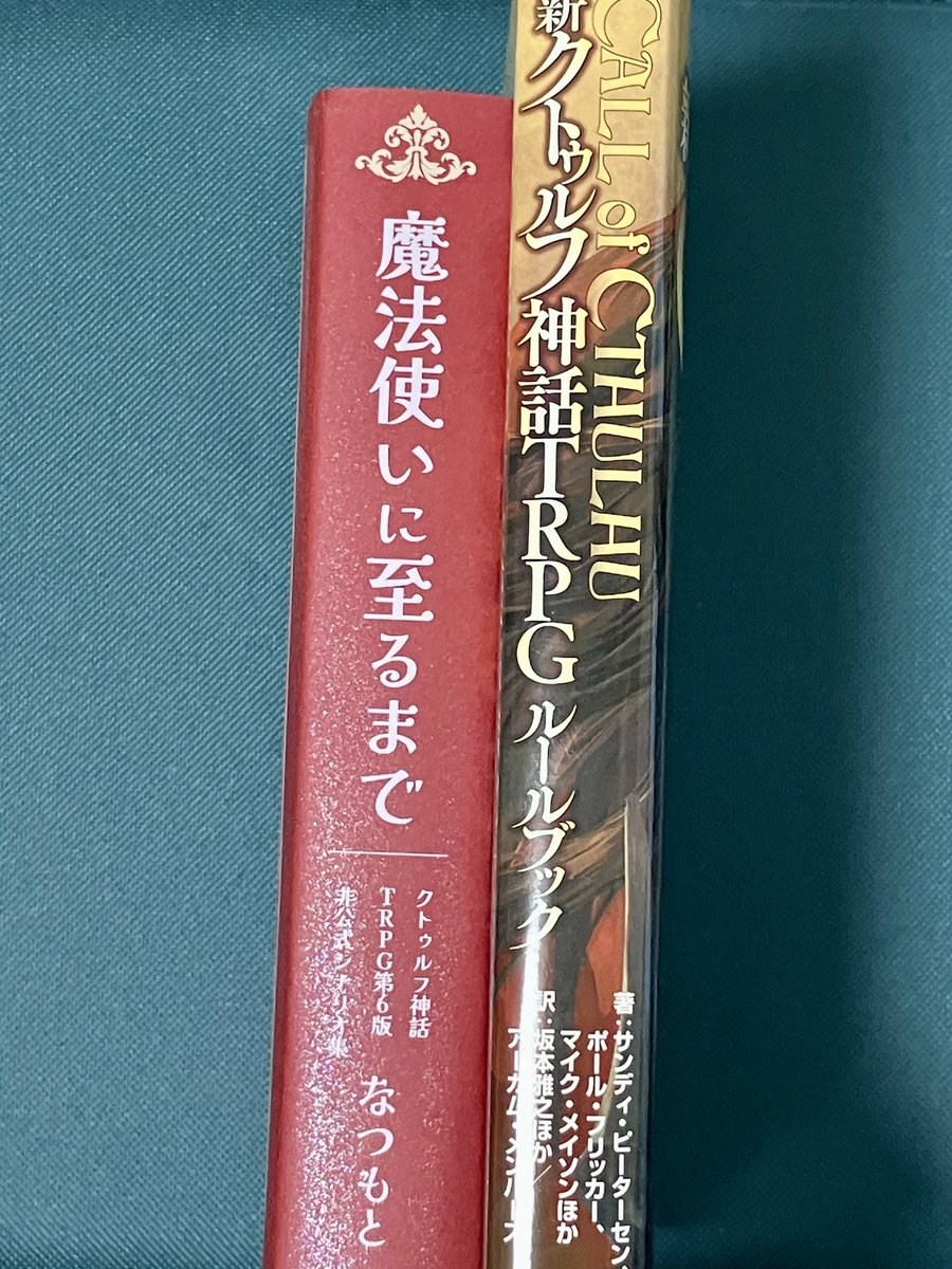 CoC6版のシナリオ本を出します！
魔導書のような、児童書のようなハードカバー本です🪄
当日持って行くのは小部数ですが、もし完売した場合にも観賞用として一冊置いてあるので、よければ手に取ってみてください📕
#TRPG新刊見せて_GM春2026 #ゲムマ2026春