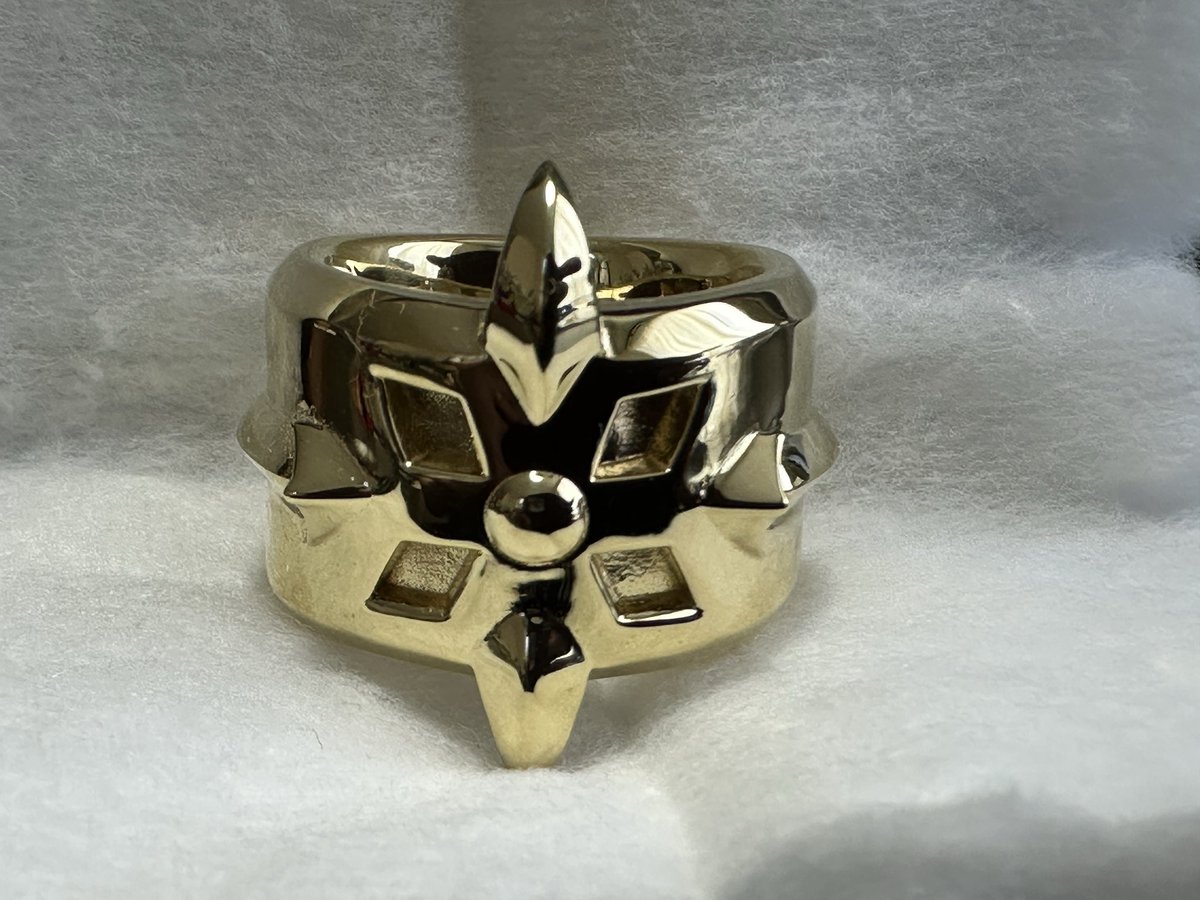 silver_si1ver's tweet photo. 彫金始める前からずっと作りたかったリングがついに形に。

MÄR(メルヘヴン)に出てくるイアンのÄRM、ペリュントン。

試しで作ったので材質は真鍮だが、仕上げがめっちゃ綺麗。 https://t.co/w69Zu1SfIG