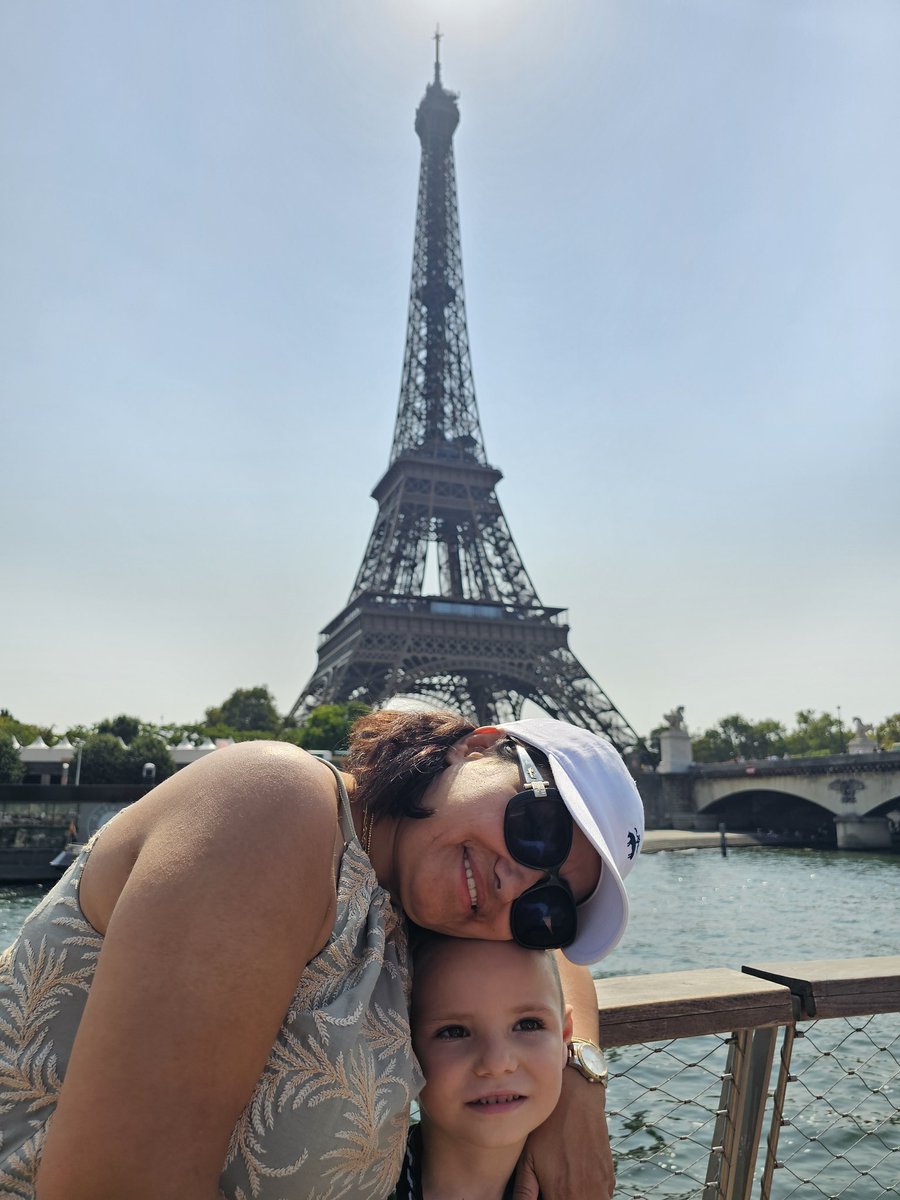 adaletbey54's tweet photo. Canım Annem… 🌸

Ben daha küçüğüm belki ama şunu çok iyi biliyorum… 💙

Dünyadaki en güzel şey,
‘Anne’ diye sana sarılabilmek. 🌸

Sen gülünce evimiz güzelleşiyor,
Sen sarılınca bütün korkularım geçiyor.

Her düştüğümde elimi tutan,
Her üzüldüğümde yüzümü güldüren sensin.

Benim en güzel arkadaşım sensin. 💙
Göcek 
İyi ki benim annemsin…

İyi ki varsın canım annem… 🥰

Anneler Günün kutlu olsun. 🌷👩‍👦

Sevgiyle, minik oğlun 💫