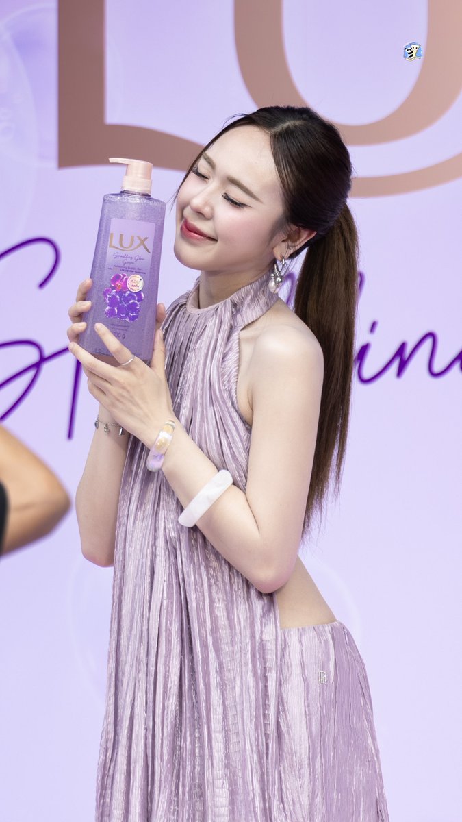 💘

LUX GLOW WITH JUNE
#ลักส์เจลอาบน้ำบับเบิ้ลหอมเฟรช 
#หอมเฟรชแบบนี้ลักส์เลย #Junewanwimol
