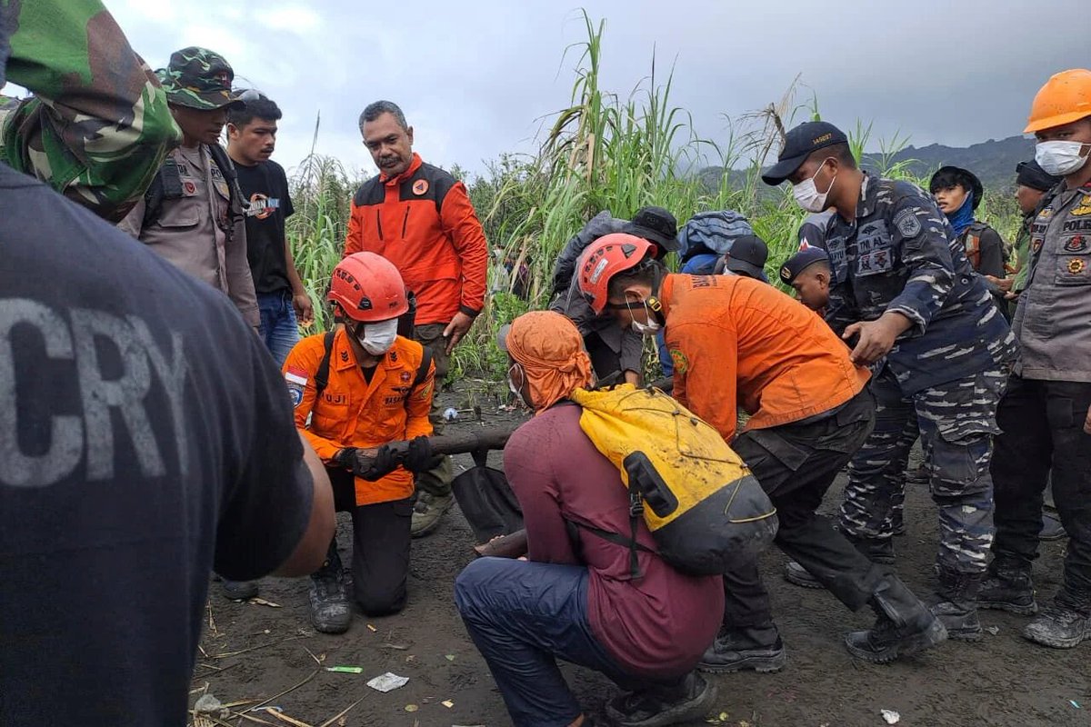 INDONESIA: Eruzione del vulcano Mount Dukono nella reggenza di North Halmahera nella provincia di North Maluku: Sale a 3 escursionisti morti e 17 sopravvissuti, le operazioni di ricerca e soccorso sono concluse
