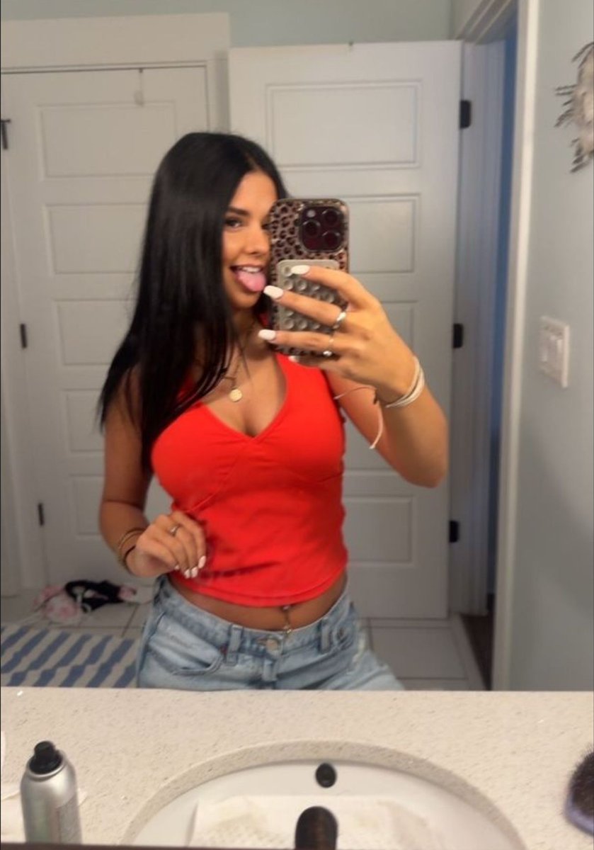 destineyryann's tweet photo. Is red my color? https://t.co/eBPxirSj1V