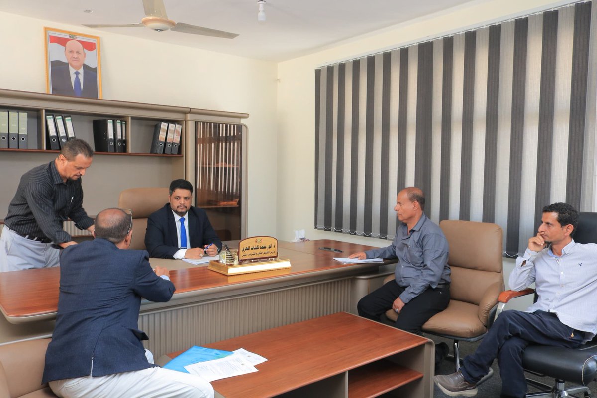 YemenMTEVT's tweet photo. ناقش وزير التعليم الفني والتدريب المهني الدكتور أنور محمد كلشات المهري، اليوم، مع عمداء كليات المجتمع المستهدفة بمشروع القرض الكويتي لتجهيز وتأثيث 12 كلية مجتمع، أوضاع الكليات ومستوى جاهزيتها للاستفادة من التجهيزات الحديثة من المشروع.
للمزيد👇
https://t.co/fGyYdrzwYF https://t.co/hzb2D11Tpw
