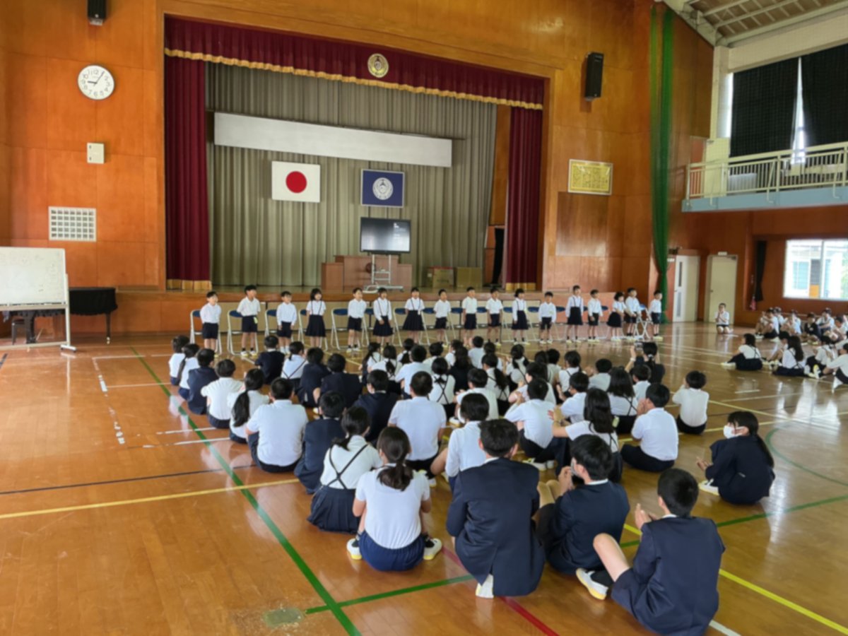 simomyou_esc's tweet photo. 【一年生をむかえる会】
先日、一年生をむかえる会がありました。
一年生から自己紹介と歌の発表の後、全校で下名小クイズ大会やレクリエーションで交流を楽しみました。
仲を深め合った下名小のみんな、これからも助け合い、学び合いながら学校生活を送ってほしいです。 https://t.co/VjLIZU6TMM