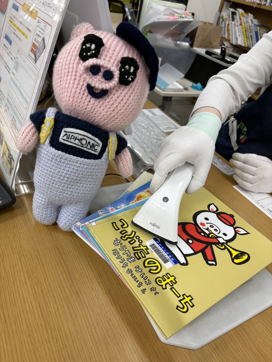 APchan_aiphonic's tweet photo. 【えーぴーちゃんの図書館南分館探検♪その2】
図書館南分館は、絵本コーナーがとっても充実しているのよ～📚
こぶたが出てくるかわいい絵本がこんなにたくさん！🐷
司書さんにオススメの絵本を聞いて、あたしもいっぱい借りちゃったわ！
みなさんもぜひお気に入りの絵本を探してみてね♪ https://t.co/PAZbEXG3eu