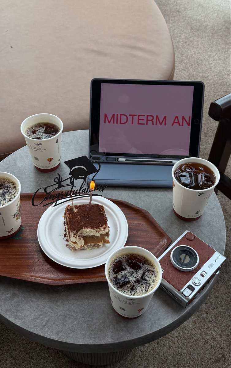 il8m_1's tweet photo. What’s your next midterm?
No more midterms ✋🏻
🎓🎓🎓🎓🎓🎓🎓🎓 https://t.co/T5RZsN9MB5