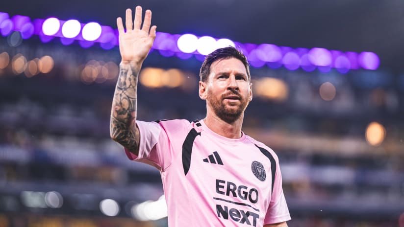Si un futbolista logra 65 G/A por temporada durante 20 temporadas consecutivas, totalizará 1300 G/A en su carrera.

Lionel Messi cuenta con 1316 G/A.