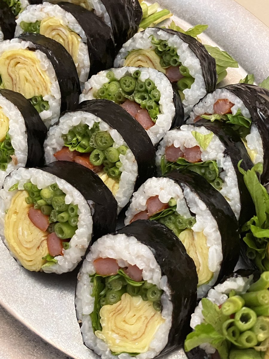 justeatinglife's tweet photo. 달걀미나리김밥
미나리 한 봉지에 1500원이길래 사서 해봄
참기름 한 방울 안들어갔는데 이렇게 맛있다니!
집에 김밥햄이 남은게 있어서 살짝 넣어봤어요 https://t.co/membwcPpgE