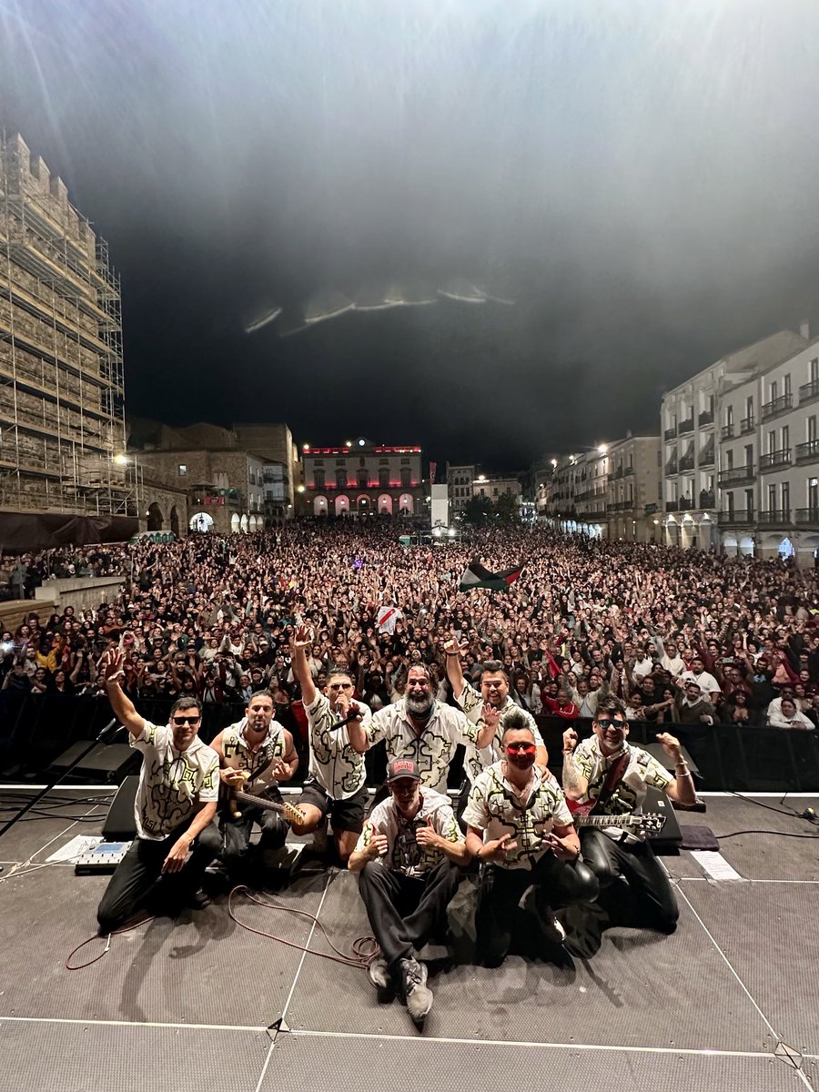 bareto's tweet photo. Muchas gracias @WOMAD_Caceres 🔥🎶🔥 https://t.co/0Tzz6nuClz