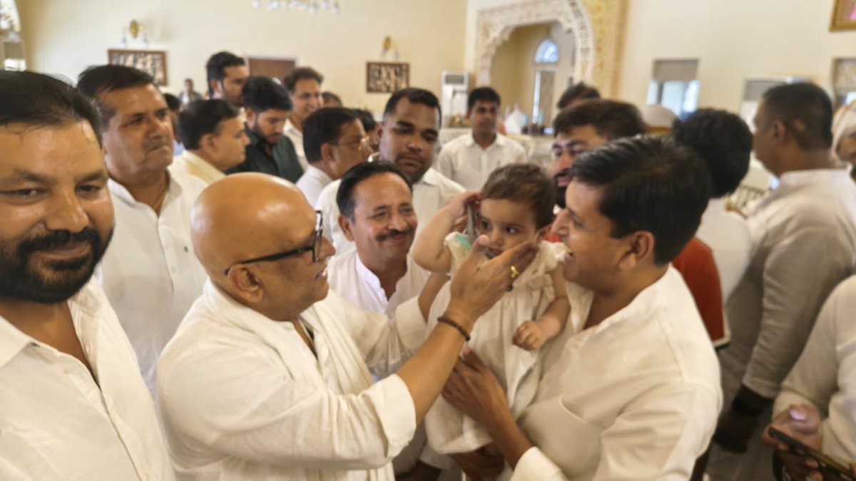 kashikirai's tweet photo. आगरा जिला किसान कांग्रेस के अध्यक्ष, साथी श्री मुकेश डागुर जी की सुपुत्री आयु० भैरवी के सगाई कार्यक्रम में आज भरतपुर (राजस्थान) स्थित 'लक्ष्मी विलास पैलेस' पहुँचकर सम्मिलित हुआ।

इस मांगलिक अवसर पर बिटिया को ढेर सारा आशीर्वाद एवं उज्जवल भविष्य हेतु अनंत शुभकामनाएँ दीं। 

इस शुभ अवसर पर श्रीमती संजना जाटव जी माननीय सांसद-भरतपुर भी उपस्थित थी।

डागुर परिवार की खुशियों में शामिल होकर मन अत्यंत प्रसन्न है।

#AjayRai #Congress #Bharatpur #Rajasthan