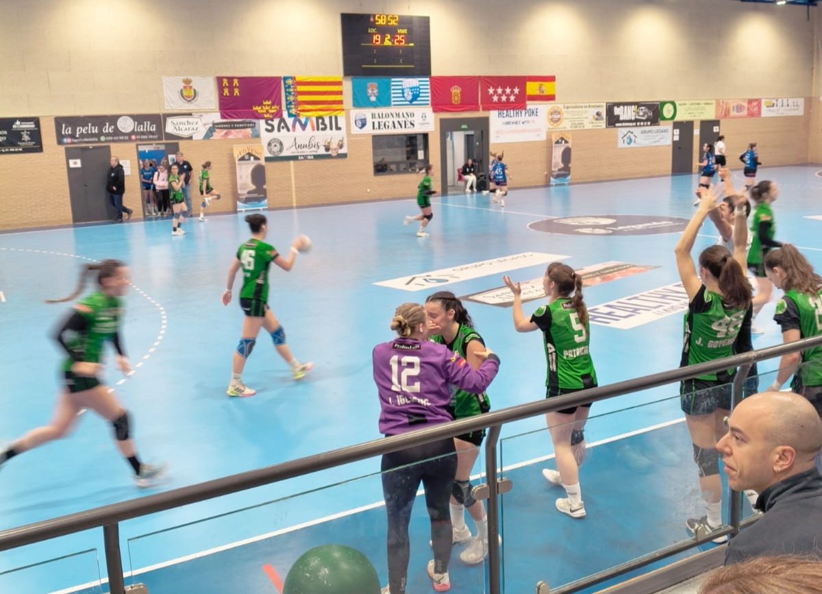 beti_onak's tweet photo. #FaseAscensoOro Jornada 3
@handbolonda 19 vs @beti_onak 25
Victoria para cerrar la fase. Zorionak!!!.
#AurreraBeti!!! @villavatarrabia @FNBalonmano https://t.co/XTf9bGAF6H