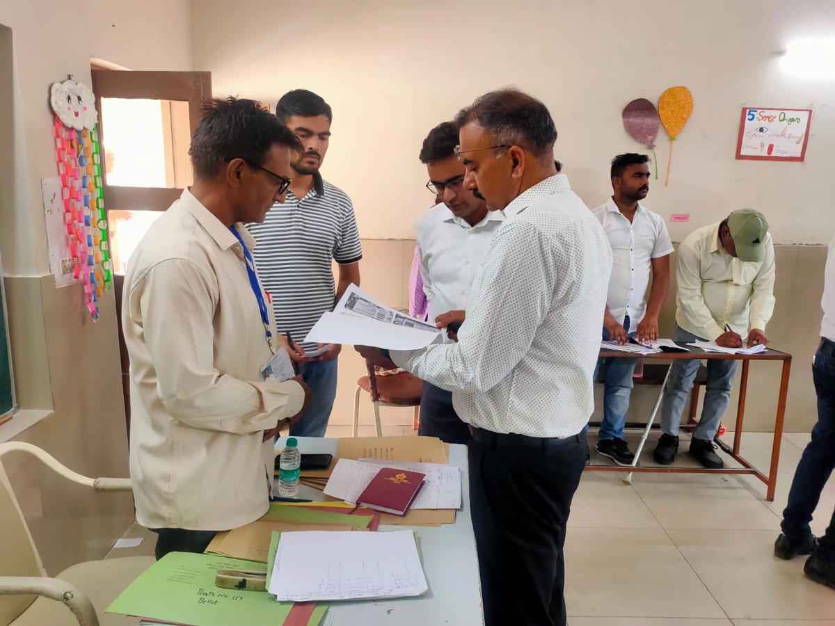 SEC_HRY's tweet photo. "लोकतंत्र के महापर्व का निरीक्षण: राज्य निर्वाचन आयुक्त ने जिला निर्वाचन अधिकारी (DC) और SEC टीम के साथ विभिन्न मतदान केंद्रों का दौरा किया। इस दौरान उन्होंने मतदान कर्मियों से व्यवस्थाओं की जानकारी ली और मतदाताओं से मिलकर उनका उत्साह बढ़ाया।" https://t.co/Wi5XmdF6nI